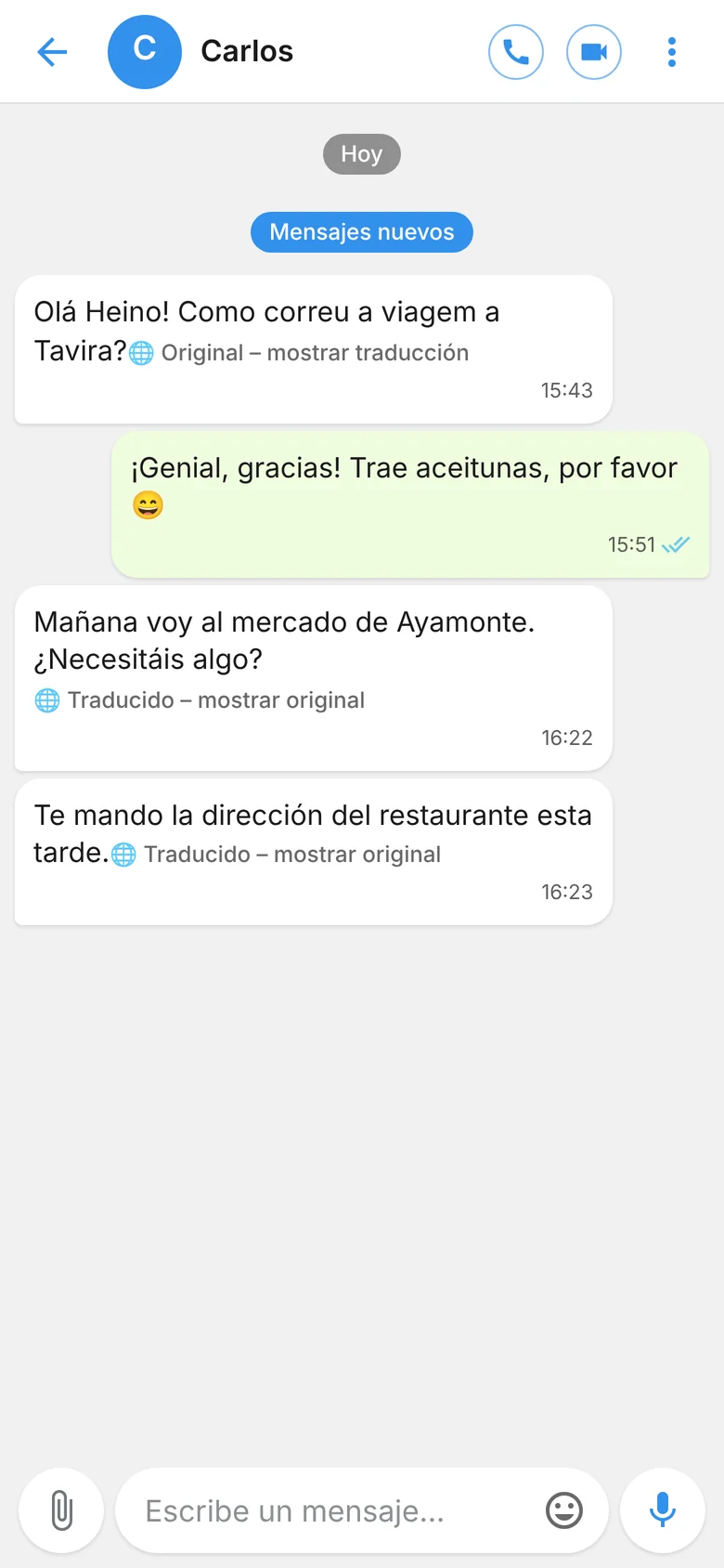 Chat con mensajes traducidos y el original visible